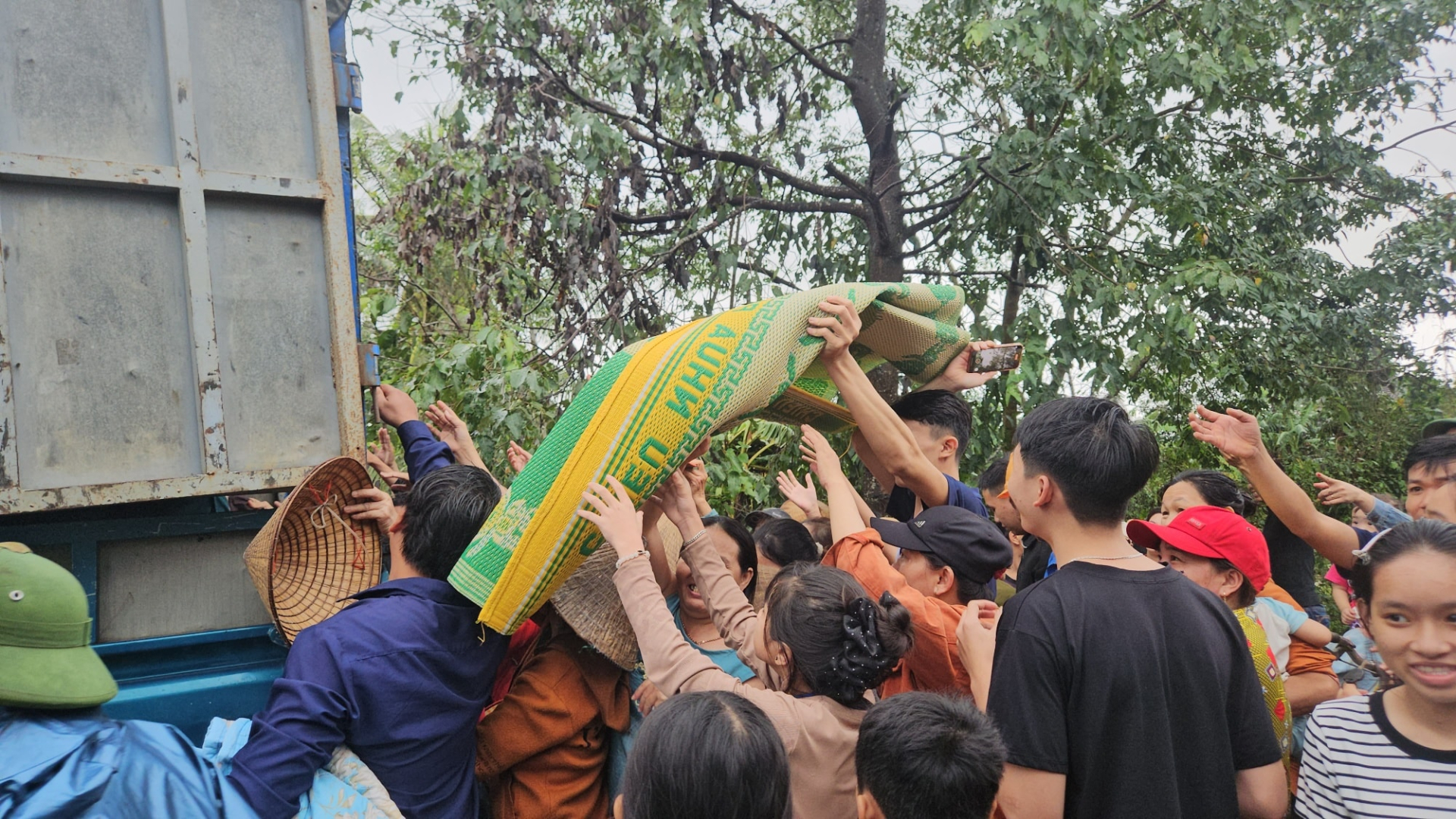 Hành trình cứu hộ Trong bão lũ tại miền Trung của chuyên gia khí tượng Nguyễn Ngọc Huy - Ảnh 2.