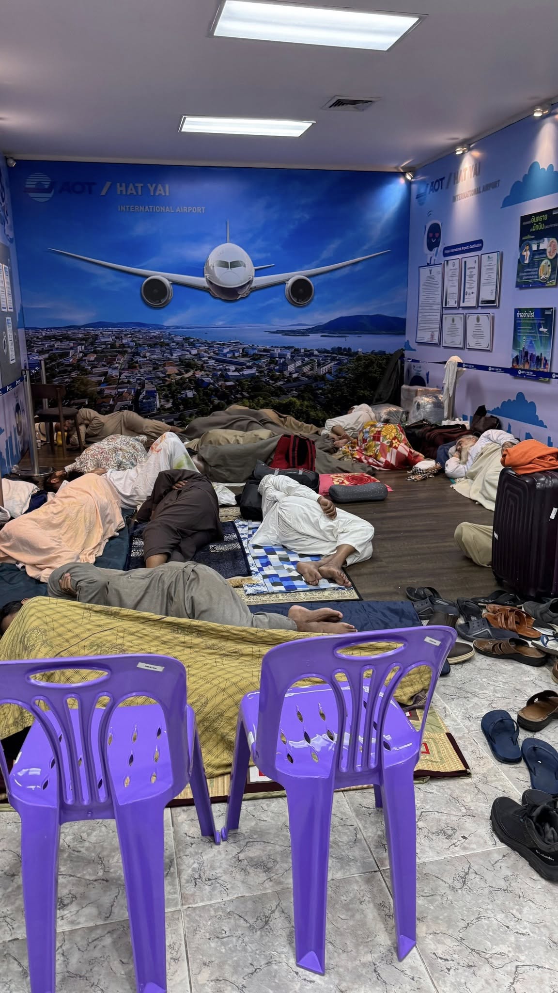 Thảm cảnh lũ lụt tại Thái Lan: Hàng ngàn du khách bị mắc kẹt tại Hat Yai - Ảnh 8. Thảm cảnh lũ lụt tại Thái Lan: Hàng ngàn du khách bị mắc kẹt tại Hat Yai - Ảnh 8.