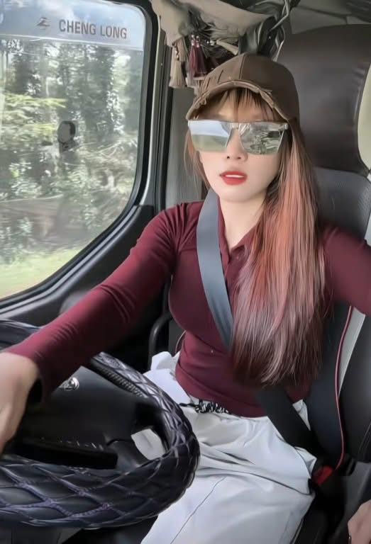 Chân dung nữ tài xế trẻ đẹp lái xe tải chở hàng cứu trợ miền Trung - Ảnh 2.