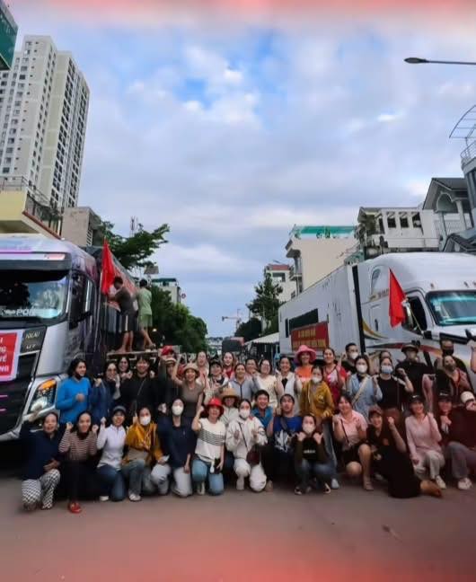 Chân dung nữ tài xế trẻ đẹp lái xe tải chở hàng cứu trợ miền Trung - Ảnh 1.