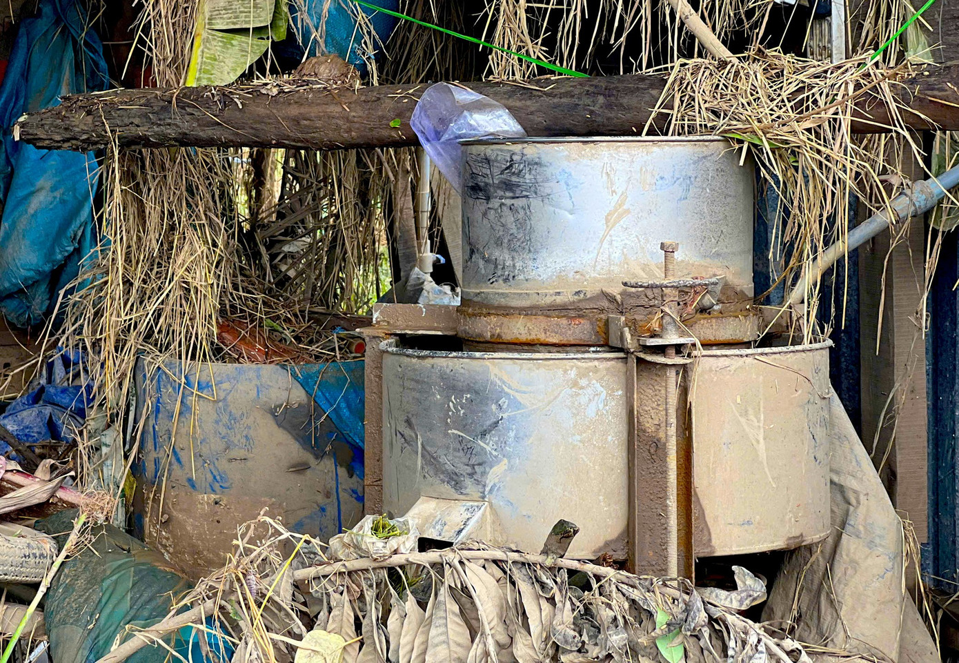 Người dân làng nghề bánh tráng khóc thương sau trận lũ lịch sử ở Đắk Lắk - Ảnh 2.