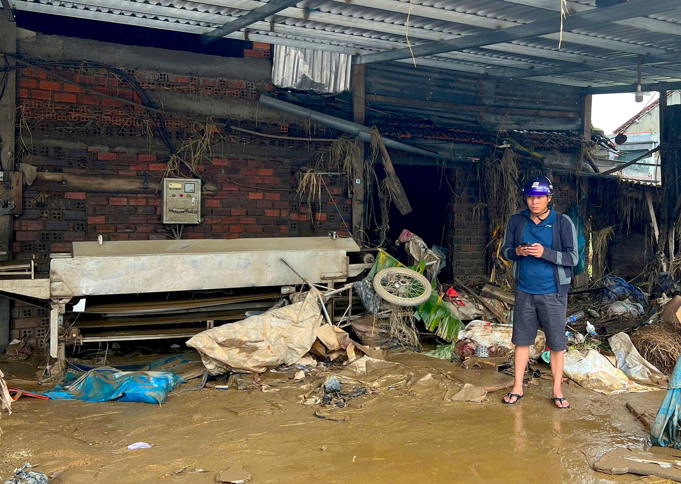 Người dân làng nghề bánh tráng khóc thương sau trận lũ lịch sử ở Đắk Lắk - Ảnh 3.