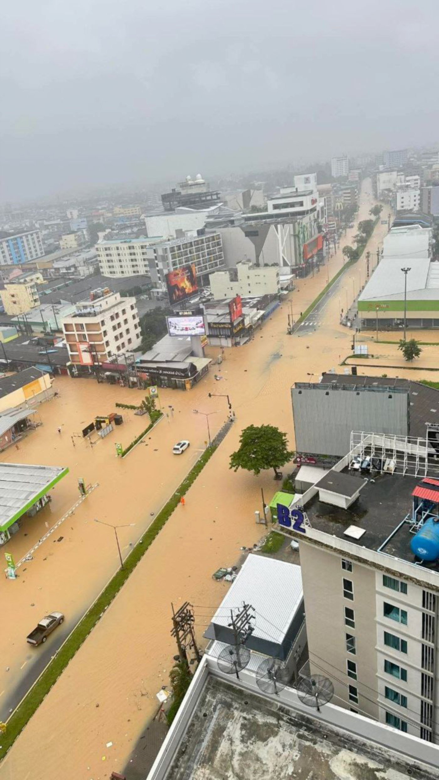 Thảm cảnh lũ lụt tại Thái Lan: Hàng ngàn du khách bị mắc kẹt tại Hat Yai - Ảnh 1. Thảm cảnh lũ lụt tại Thái Lan: Hàng ngàn du khách bị mắc kẹt tại Hat Yai - Ảnh 1.