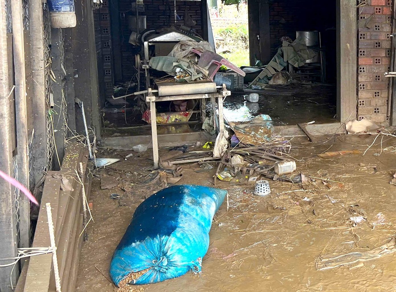 Người dân làng nghề bánh tráng khóc thương sau trận lũ lịch sử ở Đắk Lắk - Ảnh 4.