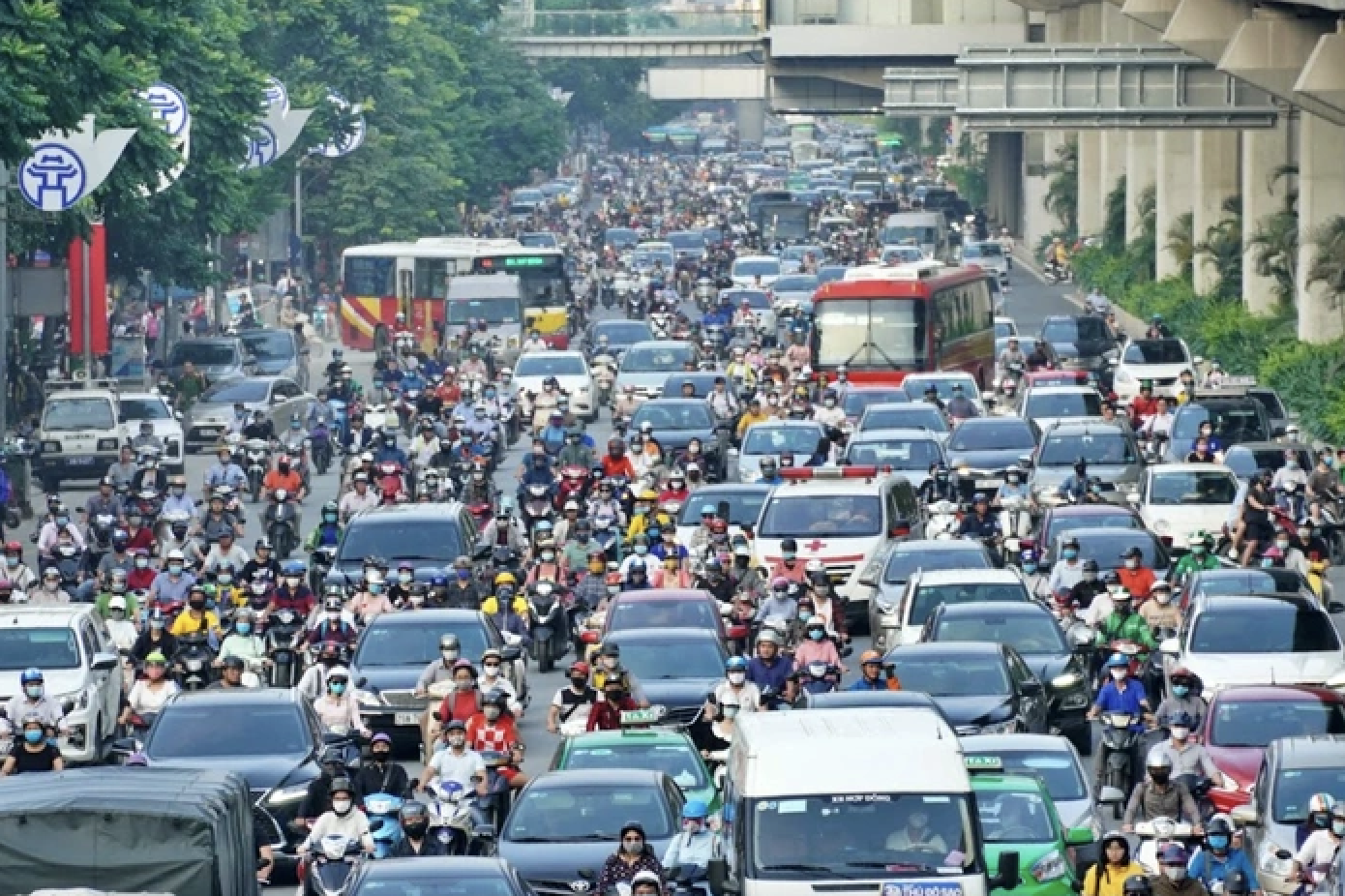 Hà Nội hỗ trợ 20 triệu đồng cho người dân đổi xe máy xăng sang xe máy điện - Ảnh 1.