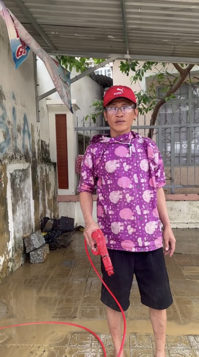 2 ngày 1 đêm sinh tồn trên trần nhà của người đàn ông Khánh Hòa - Ảnh 1. 2 ngày 1 đêm sinh tồn trên trần nhà của người đàn ông Khánh Hòa - Ảnh 1.