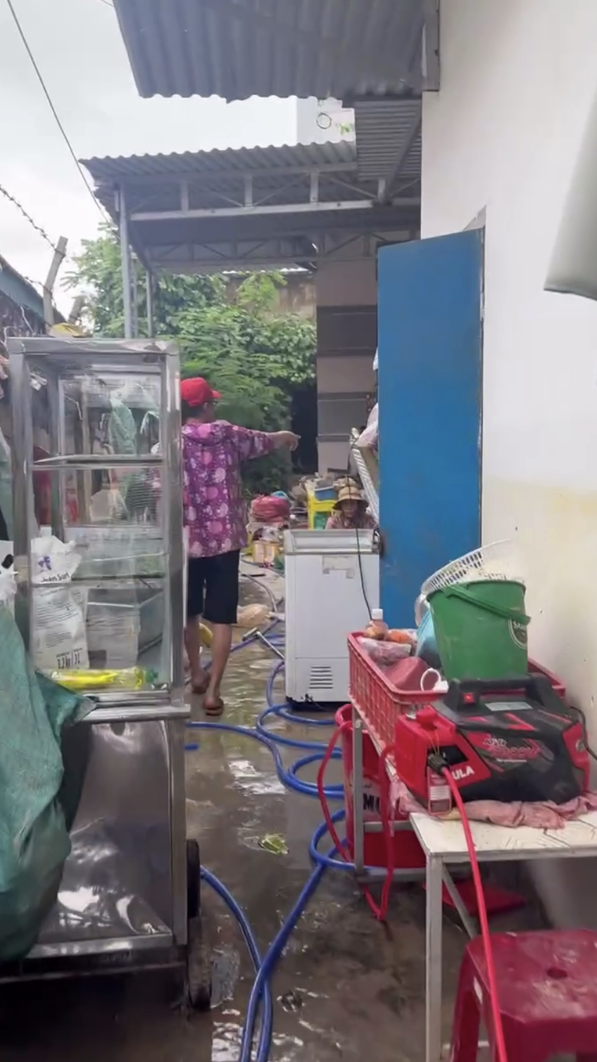 2 ngày 1 đêm sinh tồn trên trần nhà của người đàn ông Khánh Hòa - Ảnh 4. 2 ngày 1 đêm sinh tồn trên trần nhà của người đàn ông Khánh Hòa - Ảnh 4.