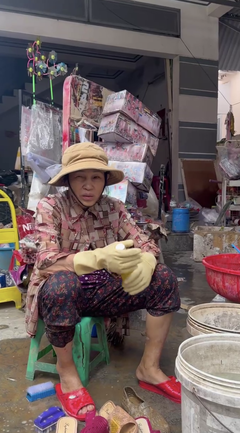 2 ngày 1 đêm sinh tồn trên trần nhà của người đàn ông Khánh Hòa - Ảnh 5. 2 ngày 1 đêm sinh tồn trên trần nhà của người đàn ông Khánh Hòa - Ảnh 5.