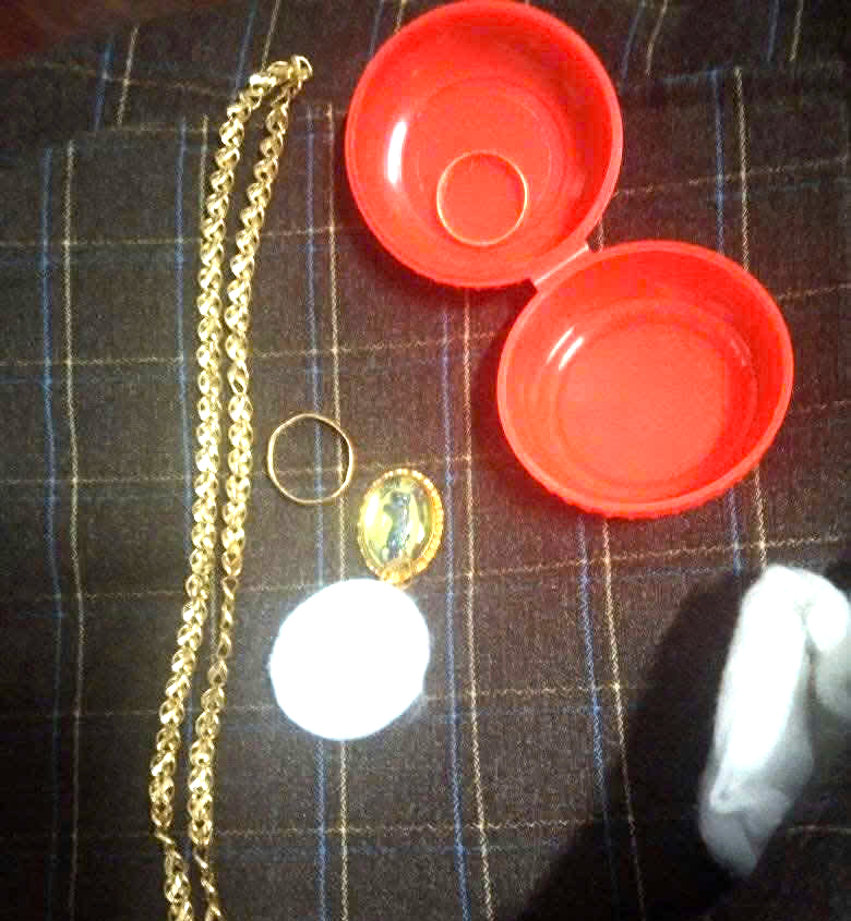 Phát hiện trang sức vàng trong áo quần cũ gửi tặng đồng bào vùng lũ - Ảnh 1.