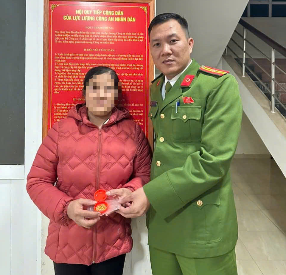 Phát hiện trang sức vàng trong áo quần cũ gửi tặng đồng bào vùng lũ - Ảnh 2.