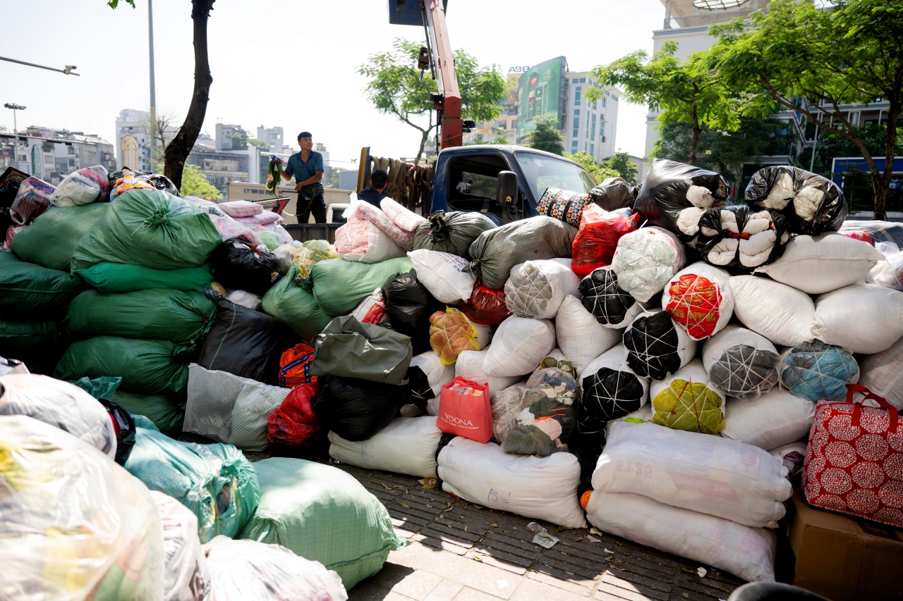 Hà Nội hướng về miền Trung với hàng triệu gói cứu trợ yêu thương từ trái tim nhân dân - Ảnh 8. Hà Nội hướng về miền Trung với hàng triệu gói cứu trợ yêu thương từ trái tim nhân dân - Ảnh 8.
