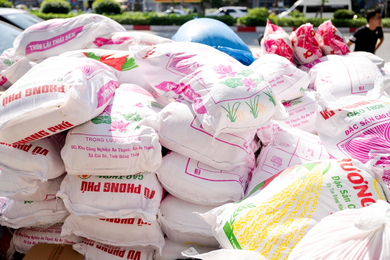 Hà Nội hướng về miền Trung với hàng triệu gói cứu trợ yêu thương từ trái tim nhân dân - Ảnh 7. Hà Nội hướng về miền Trung với hàng triệu gói cứu trợ yêu thương từ trái tim nhân dân - Ảnh 7.