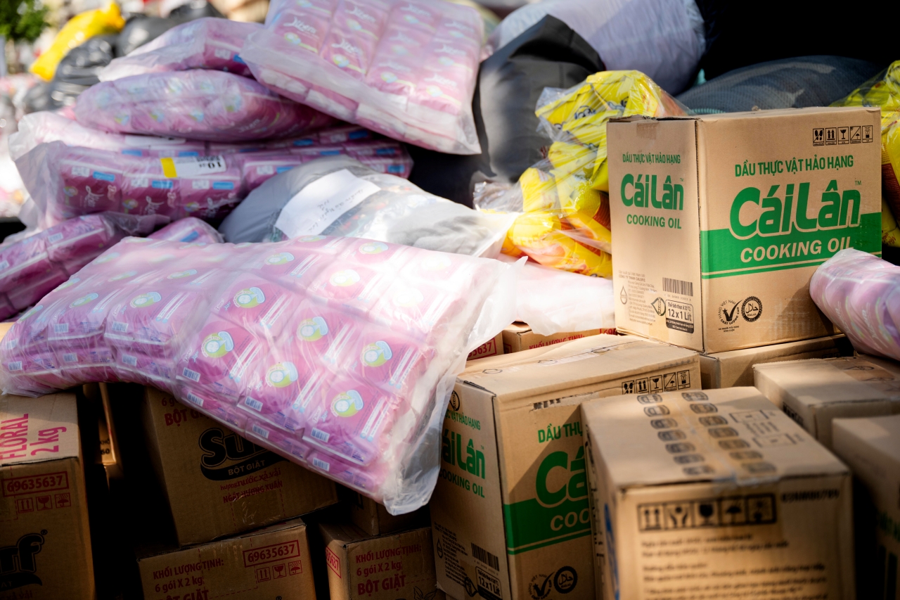 Hà Nội hướng về miền Trung với hàng triệu gói cứu trợ yêu thương từ trái tim nhân dân - Ảnh 12. Hà Nội hướng về miền Trung với hàng triệu gói cứu trợ yêu thương từ trái tim nhân dân - Ảnh 12.