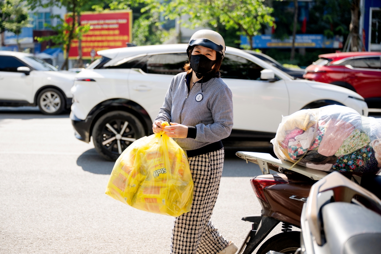 Hà Nội hướng về miền Trung với hàng triệu gói cứu trợ yêu thương từ trái tim nhân dân - Ảnh 6. Hà Nội hướng về miền Trung với hàng triệu gói cứu trợ yêu thương từ trái tim nhân dân - Ảnh 6.