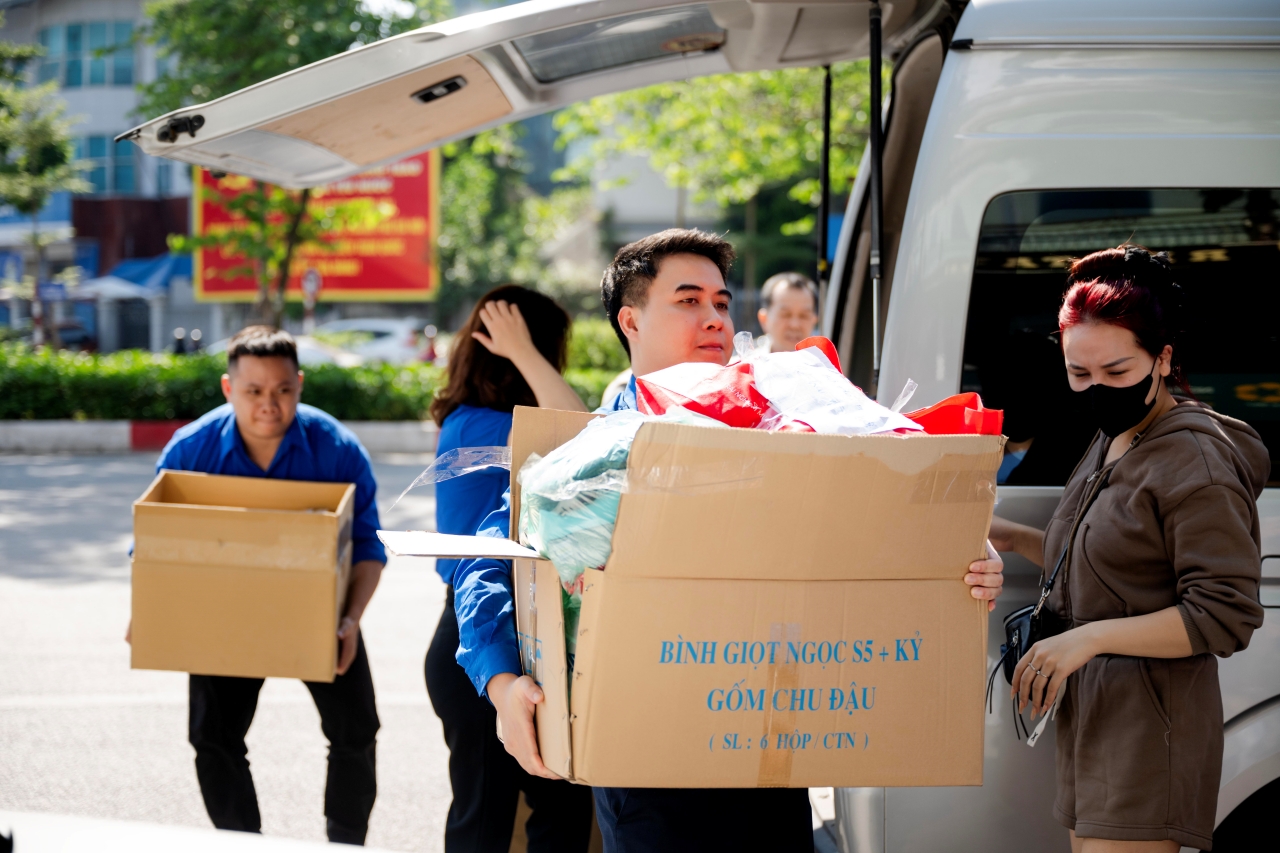 Hà Nội hướng về miền Trung với hàng triệu gói cứu trợ yêu thương từ trái tim nhân dân - Ảnh 2. Hà Nội hướng về miền Trung với hàng triệu gói cứu trợ yêu thương từ trái tim nhân dân - Ảnh 2.