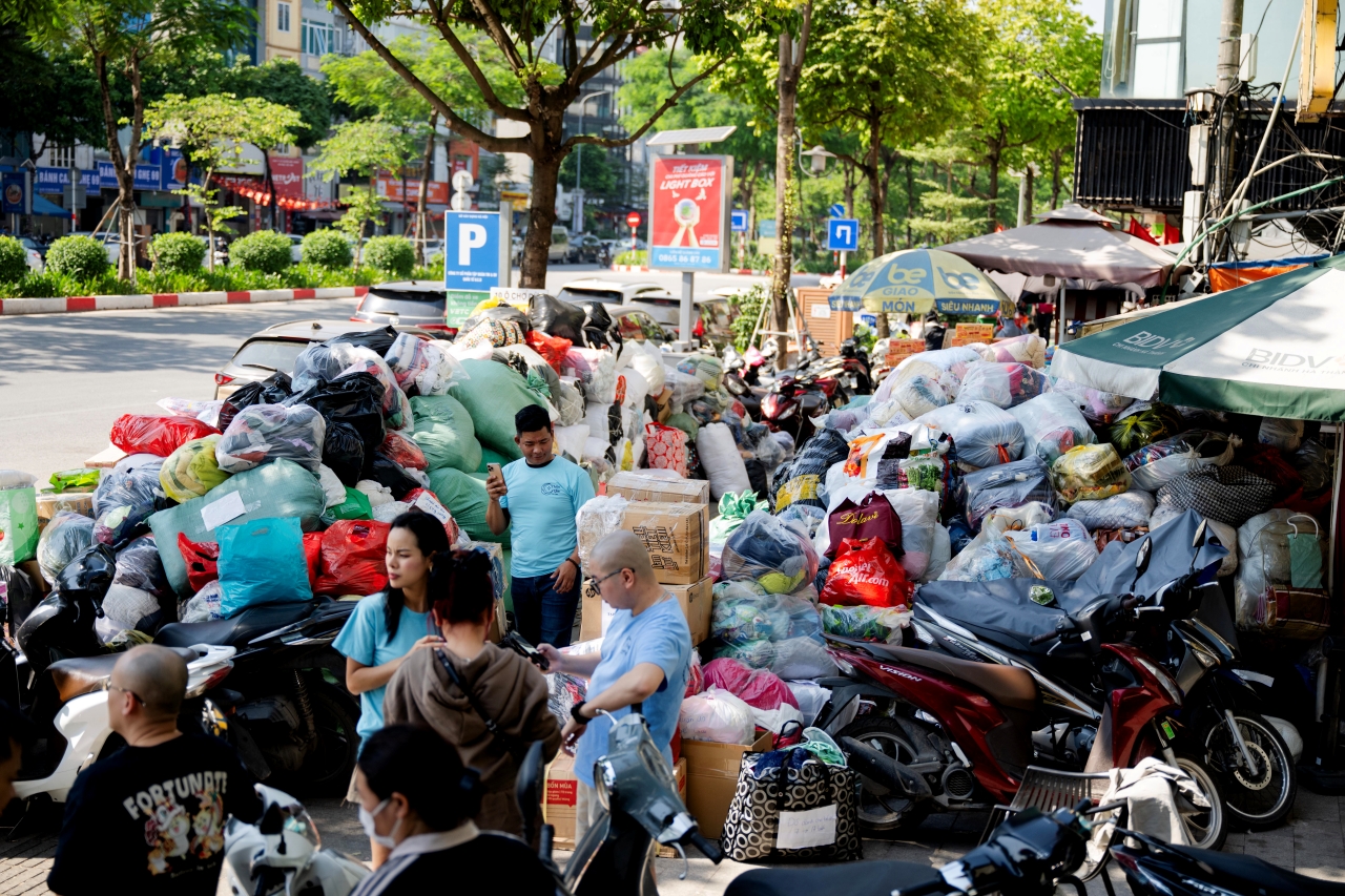 Hà Nội hướng về miền Trung với hàng triệu gói cứu trợ yêu thương từ trái tim nhân dân - Ảnh 1. Hà Nội hướng về miền Trung với hàng triệu gói cứu trợ yêu thương từ trái tim nhân dân - Ảnh 1.