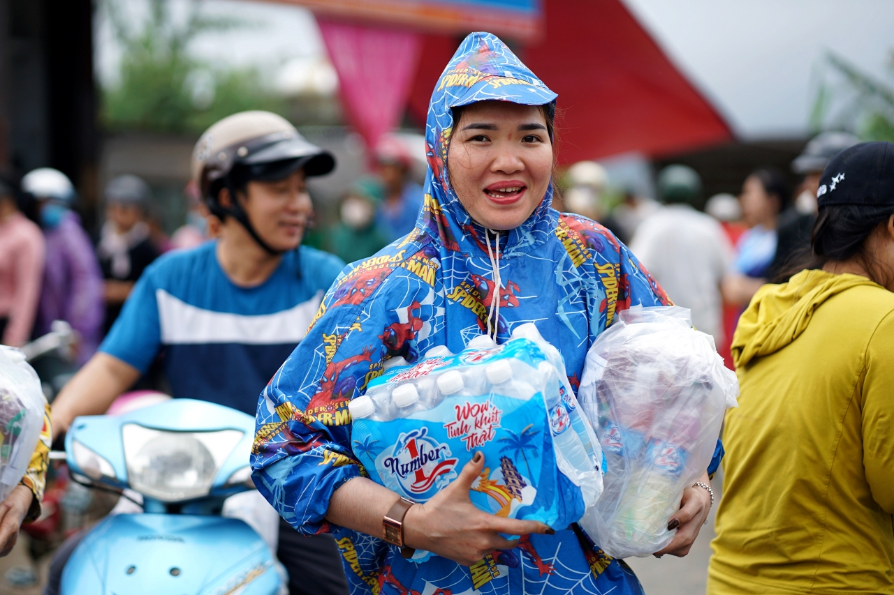 Rơi nước mắt nơi rốn lũ Hoà Thịnh: Người dân xếp hàng dài chờ nhận đồ từ thiện, chỉ mong xin được vài bộ quần áo khô để mặc qua ngày- Ảnh 3.