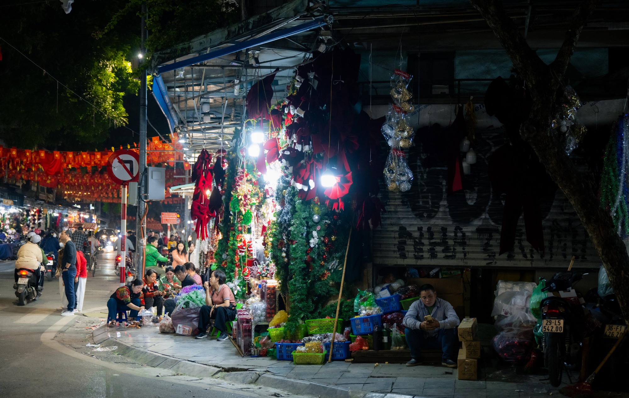 Khung cảnh phố Hàng Mã đổi khác sau khi tháo dỡ mái che , trả lại vỉa hè - Ảnh 27.