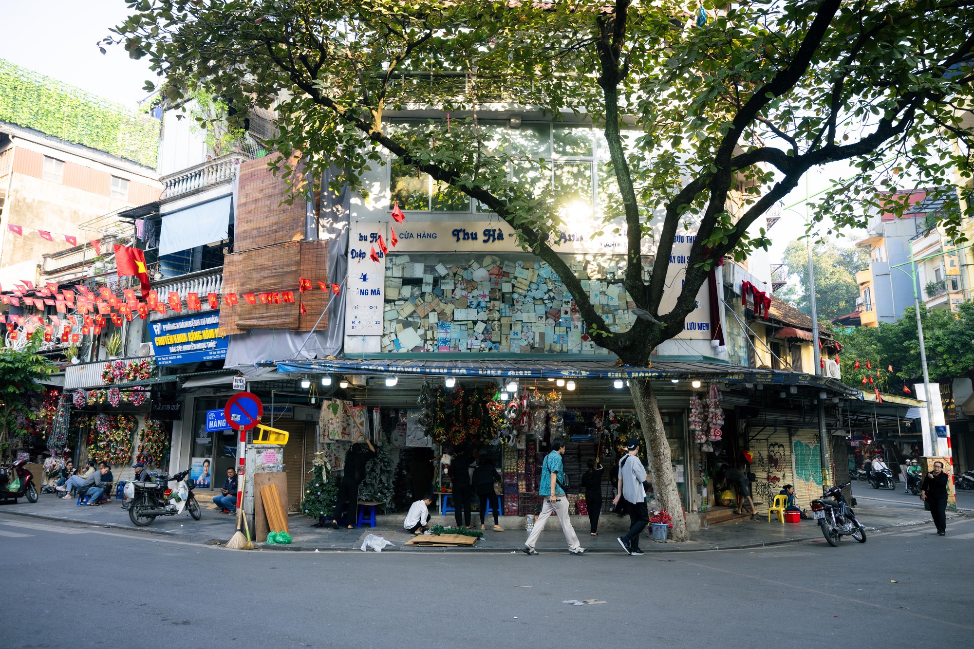 Khung cảnh phố Hàng Mã đổi khác sau khi tháo dỡ mái che , trả lại vỉa hè - Ảnh 14.