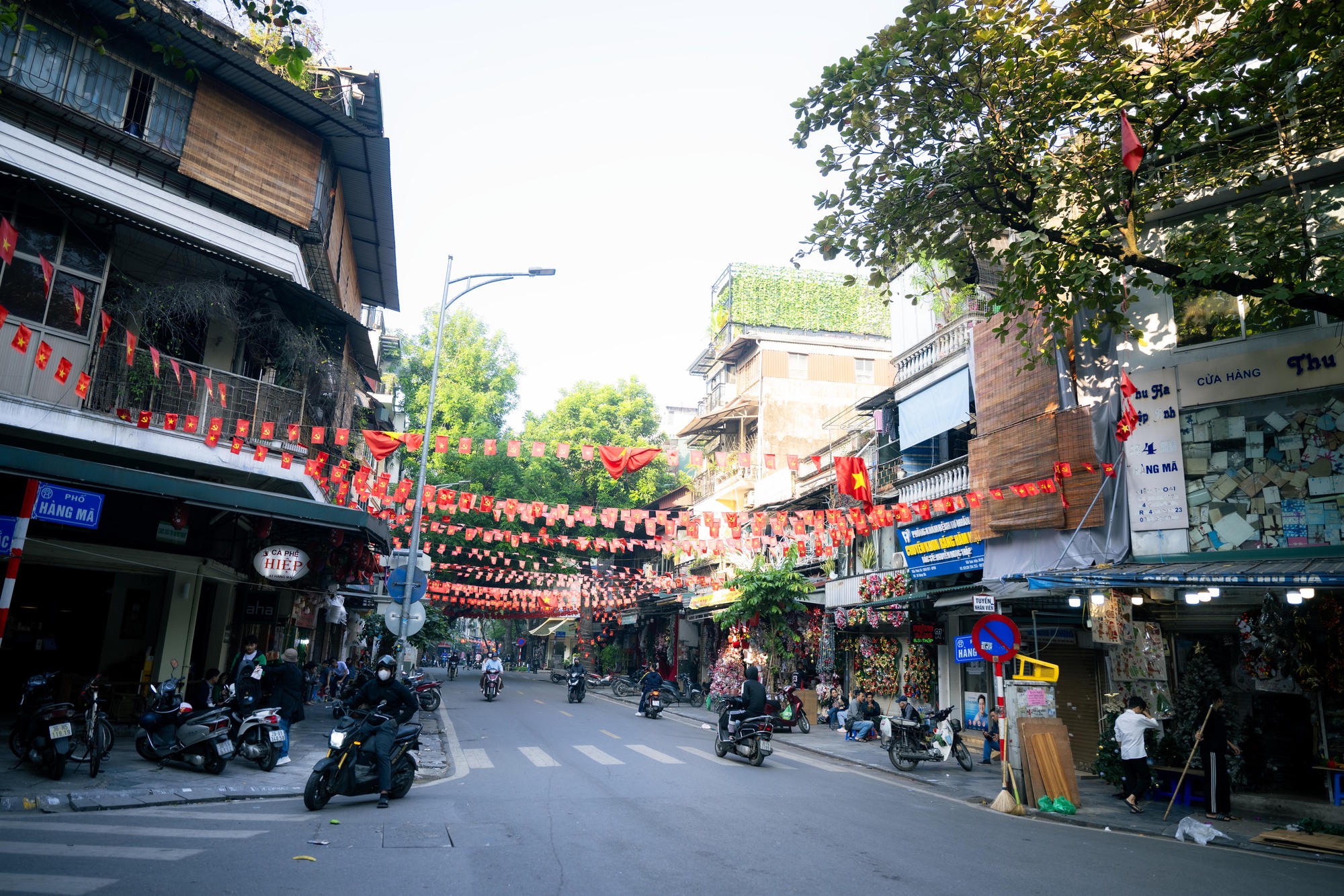 Khung cảnh phố Hàng Mã đổi khác sau khi tháo dỡ mái che , trả lại vỉa hè - Ảnh 16.