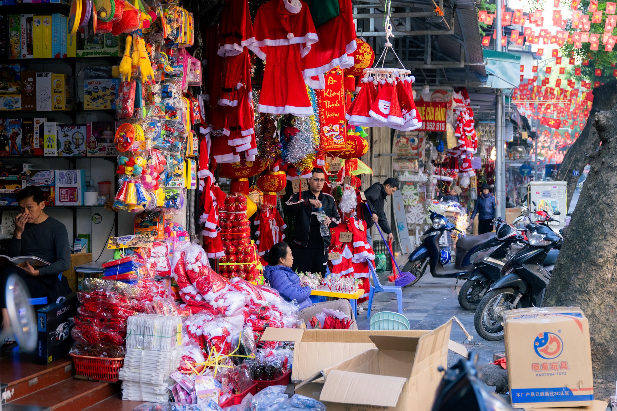 Khung cảnh phố Hàng Mã đổi khác sau khi tháo dỡ mái che , trả lại vỉa hè - Ảnh 17.