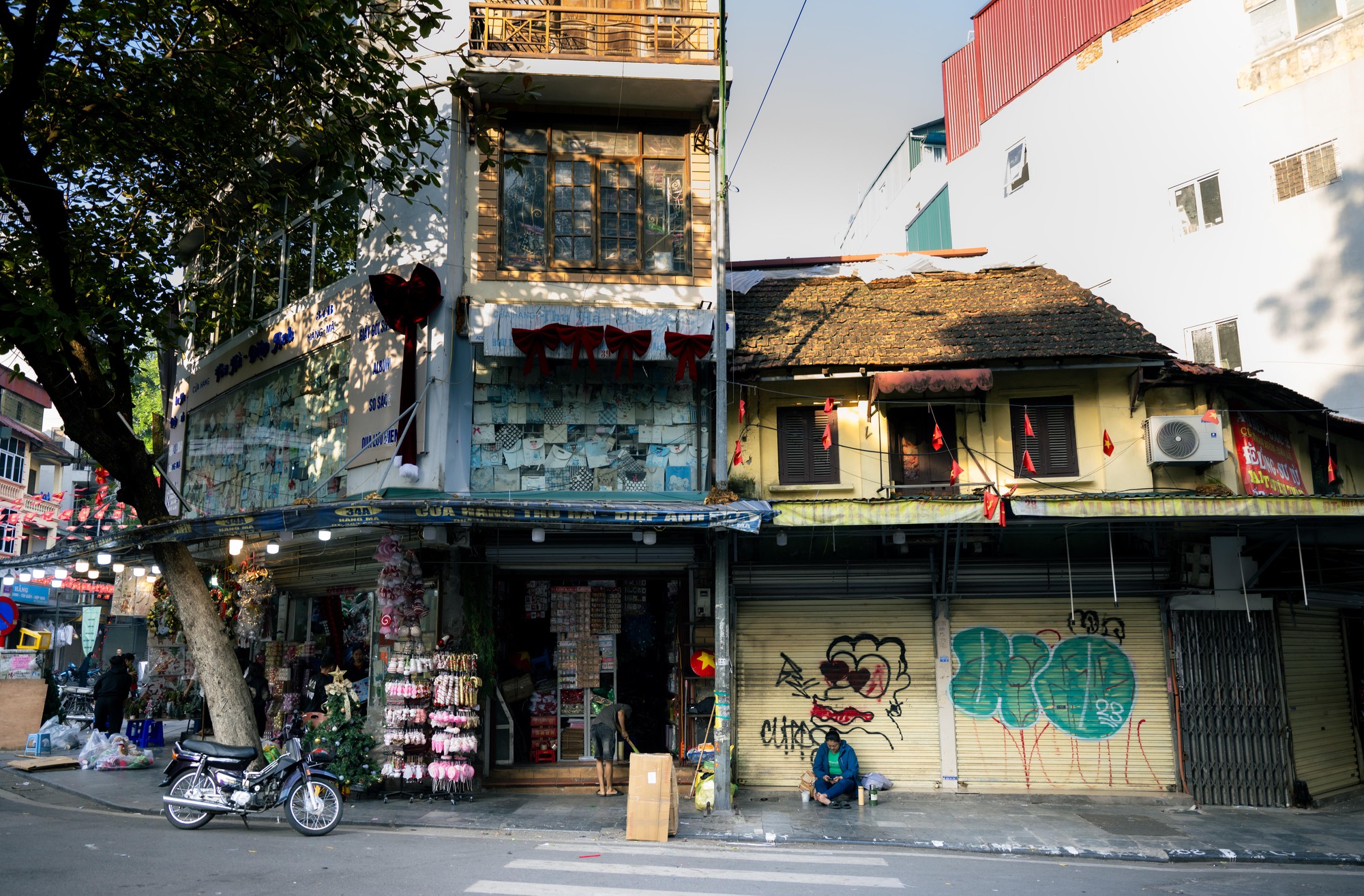 Khung cảnh phố Hàng Mã đổi khác sau khi tháo dỡ mái che , trả lại vỉa hè - Ảnh 18.