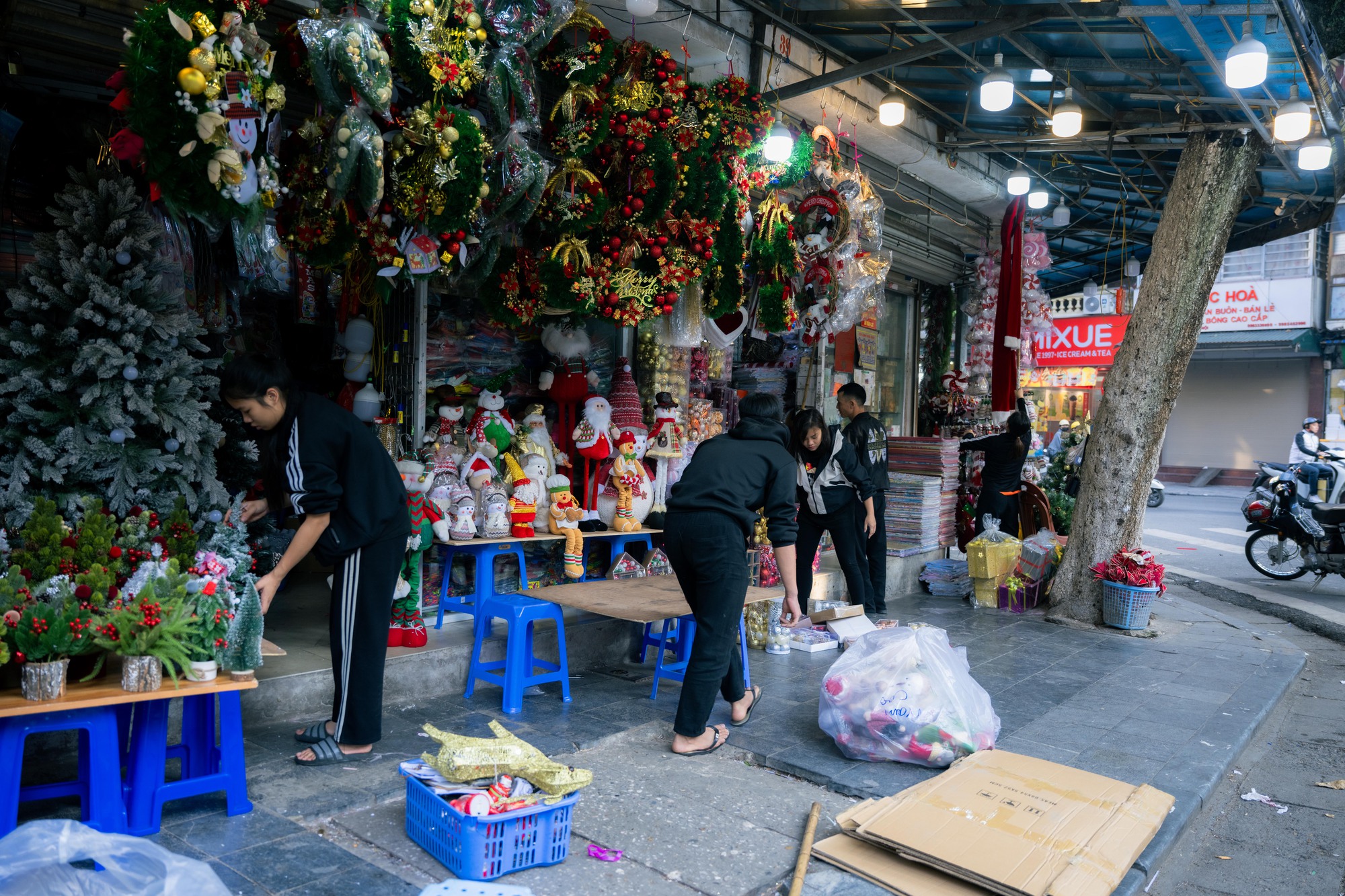 Khung cảnh phố Hàng Mã đổi khác sau khi tháo dỡ mái che , trả lại vỉa hè - Ảnh 19.