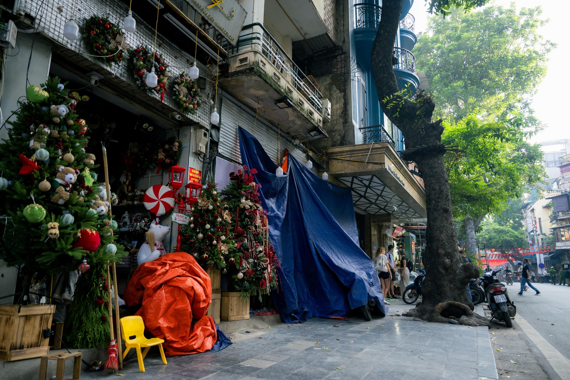 Khung cảnh phố Hàng Mã đổi khác sau khi tháo dỡ mái che , trả lại vỉa hè - Ảnh 10.