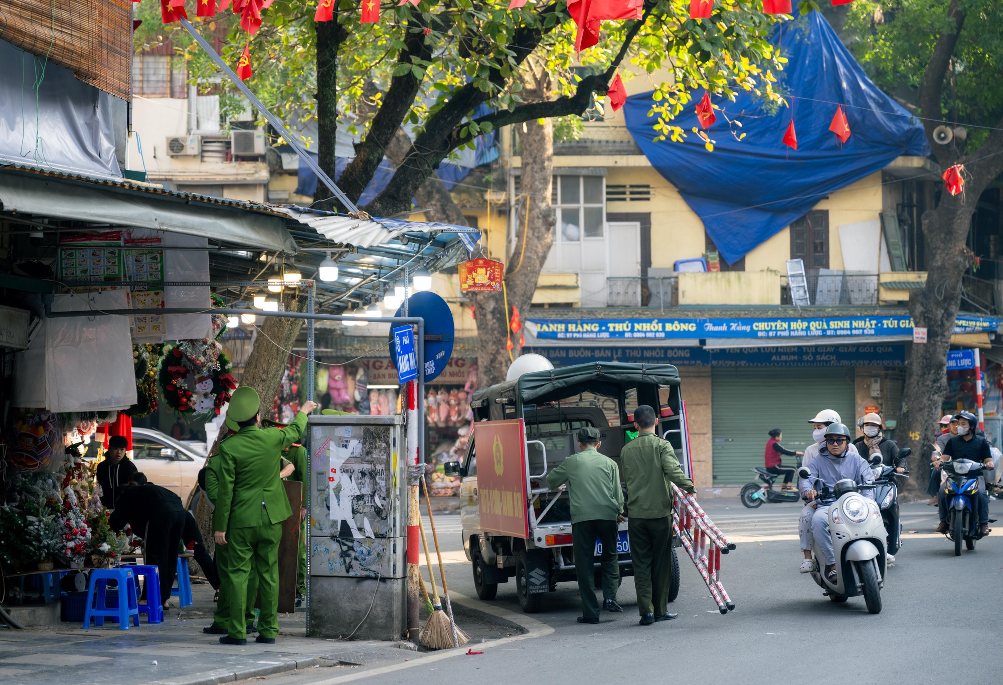 Khung cảnh phố Hàng Mã đổi khác sau khi tháo dỡ mái che , trả lại vỉa hè - Ảnh 1.