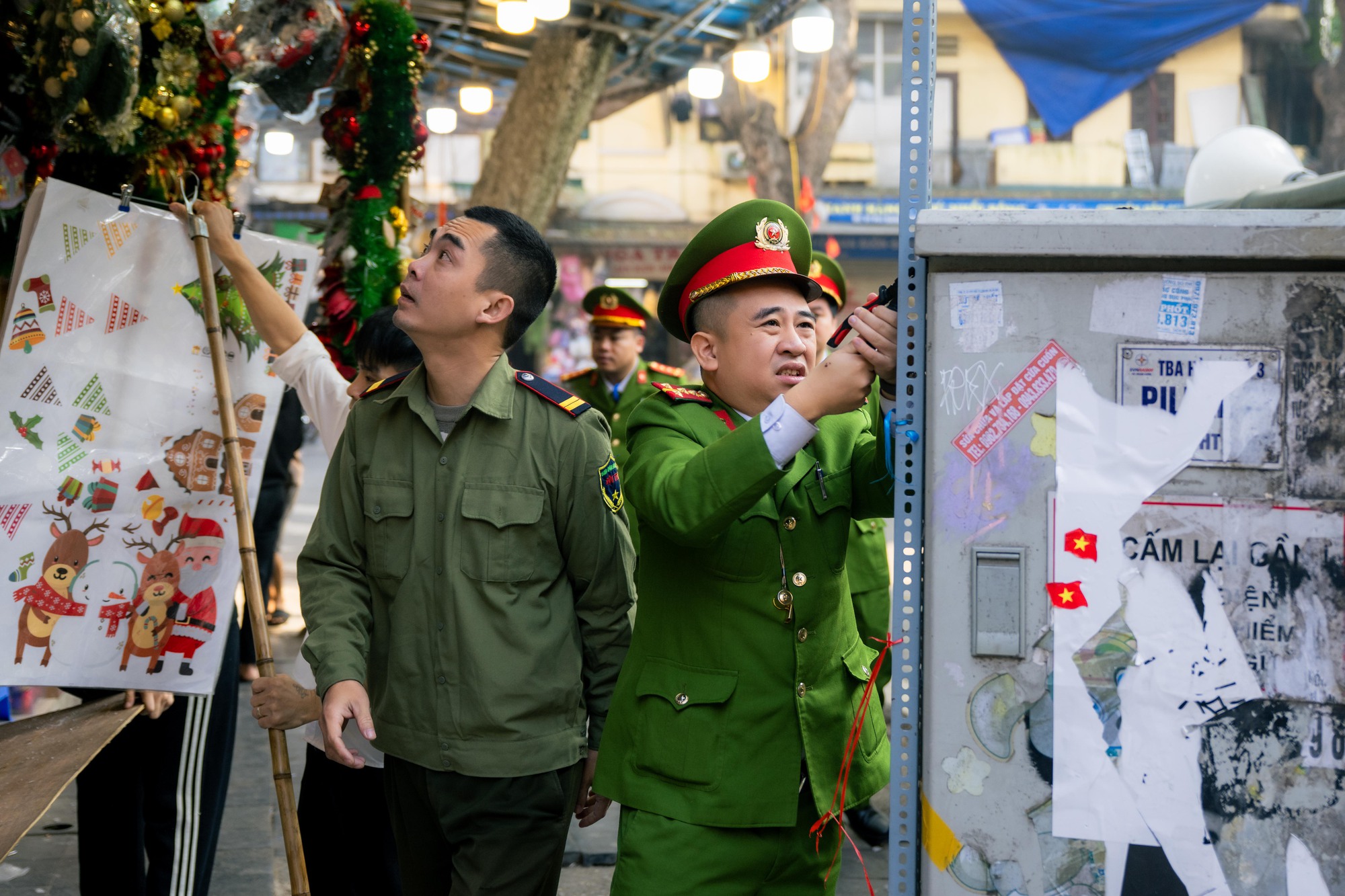 Khung cảnh phố Hàng Mã đổi khác sau khi tháo dỡ mái che , trả lại vỉa hè - Ảnh 3.