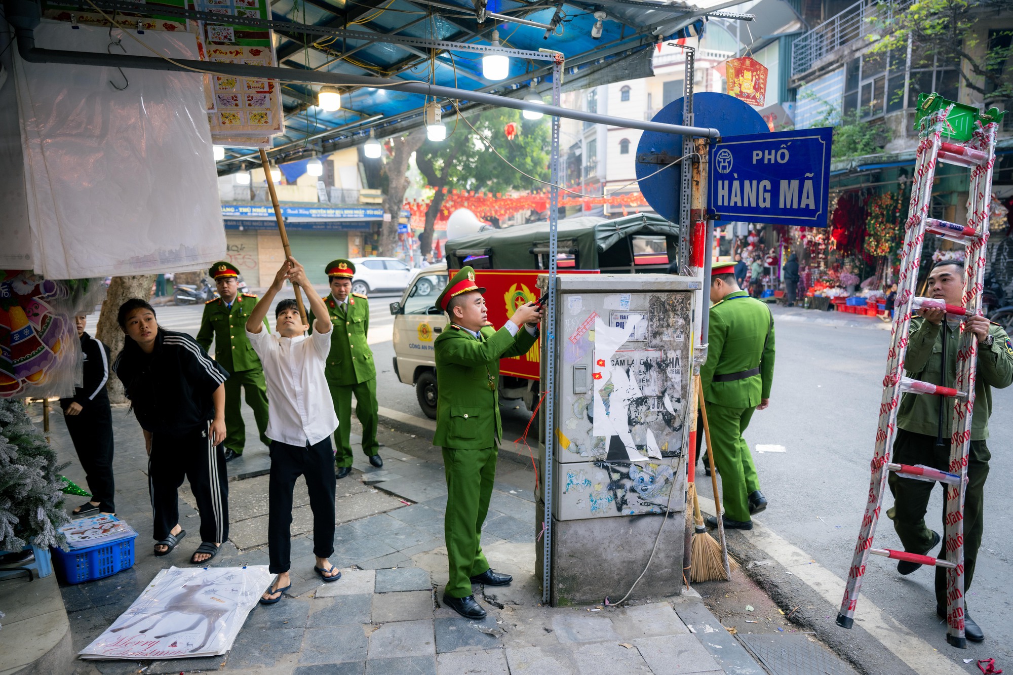 Khung cảnh phố Hàng Mã đổi khác sau khi tháo dỡ mái che , trả lại vỉa hè - Ảnh 4.