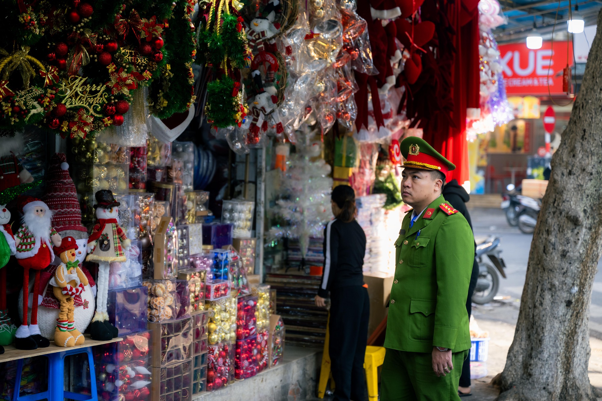 Khung cảnh phố Hàng Mã đổi khác sau khi tháo dỡ mái che , trả lại vỉa hè - Ảnh 5.