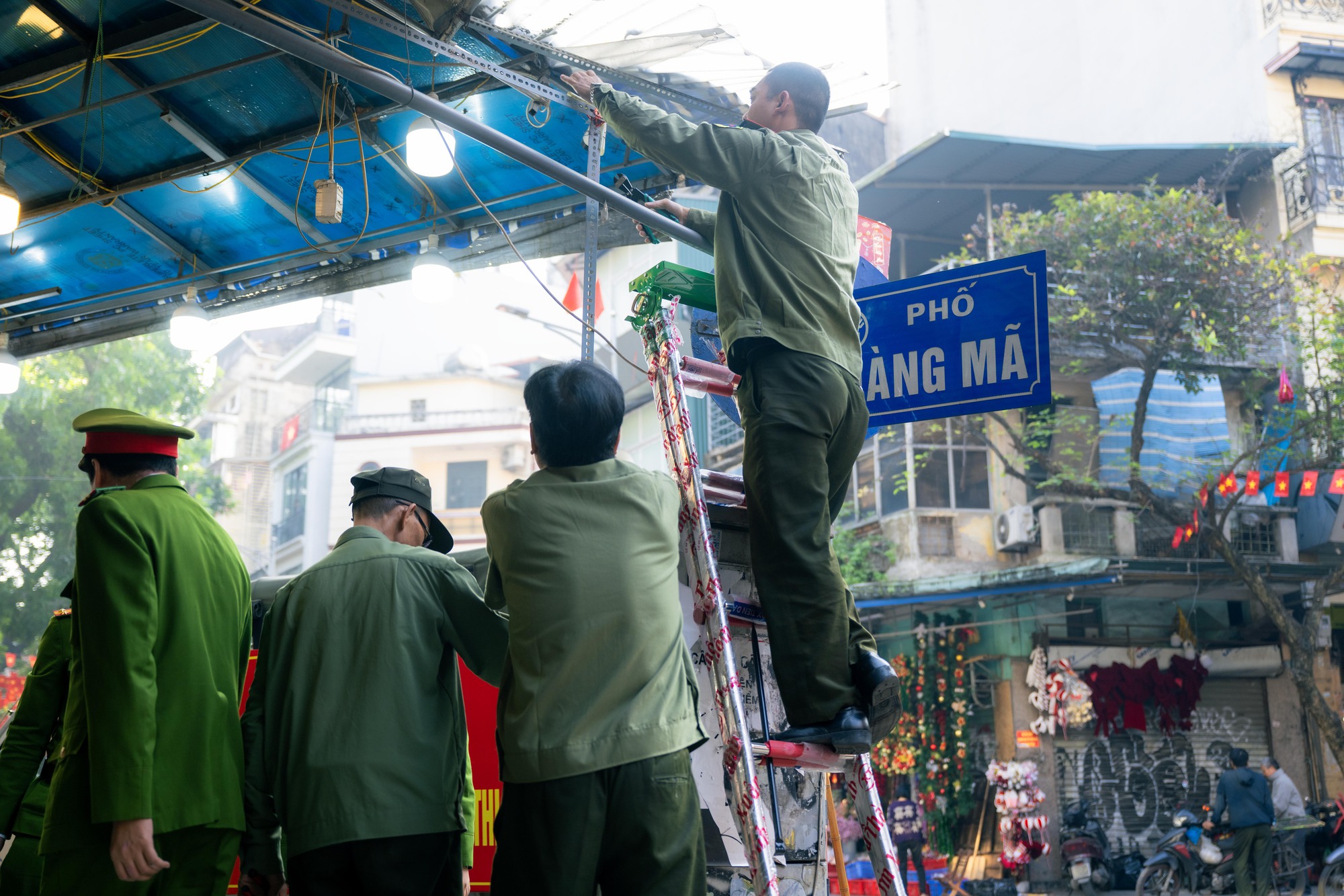 Khung cảnh phố Hàng Mã đổi khác sau khi tháo dỡ mái che , trả lại vỉa hè - Ảnh 6.