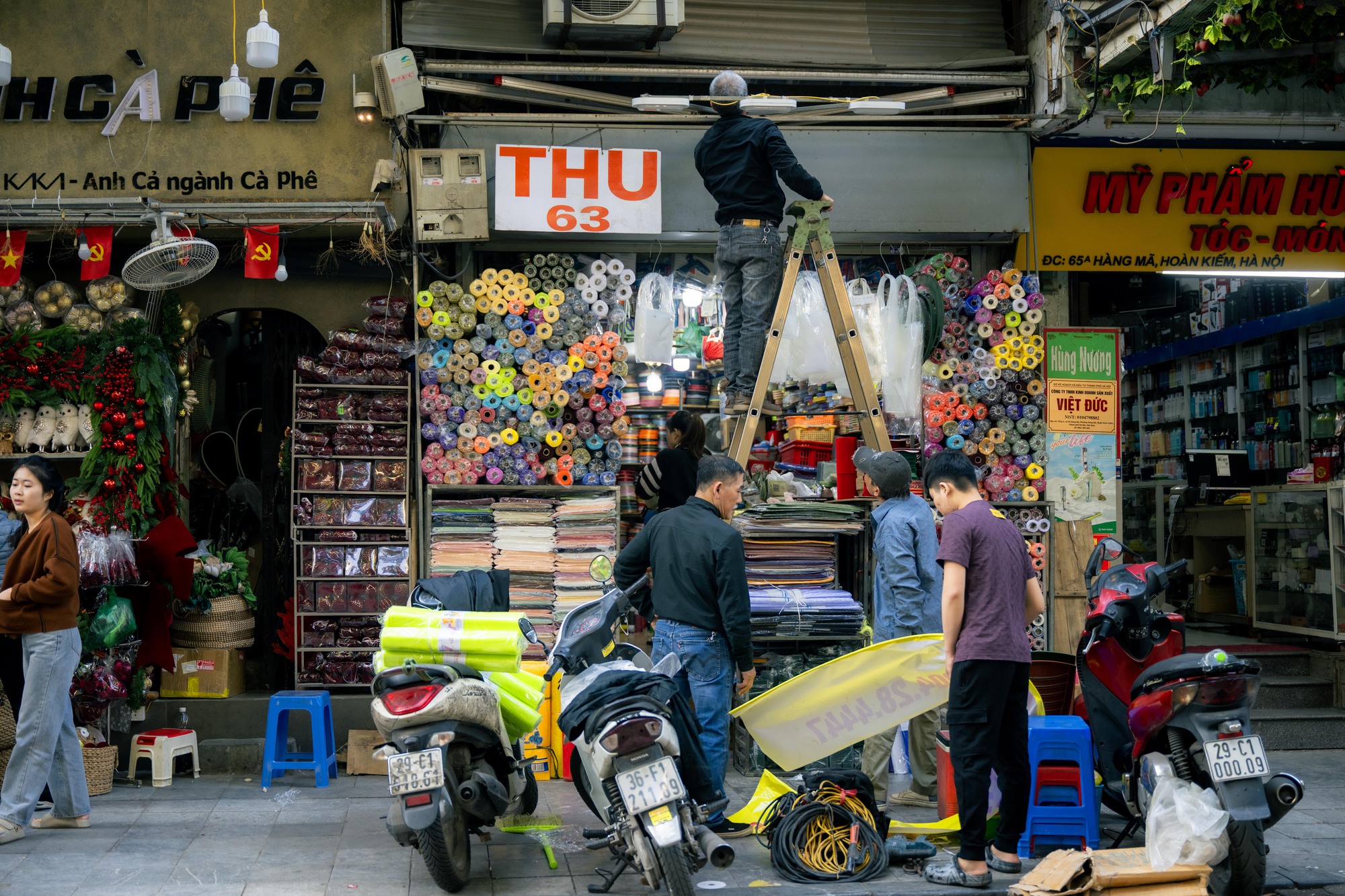 Khung cảnh phố Hàng Mã đổi khác sau khi tháo dỡ mái che , trả lại vỉa hè - Ảnh 2.