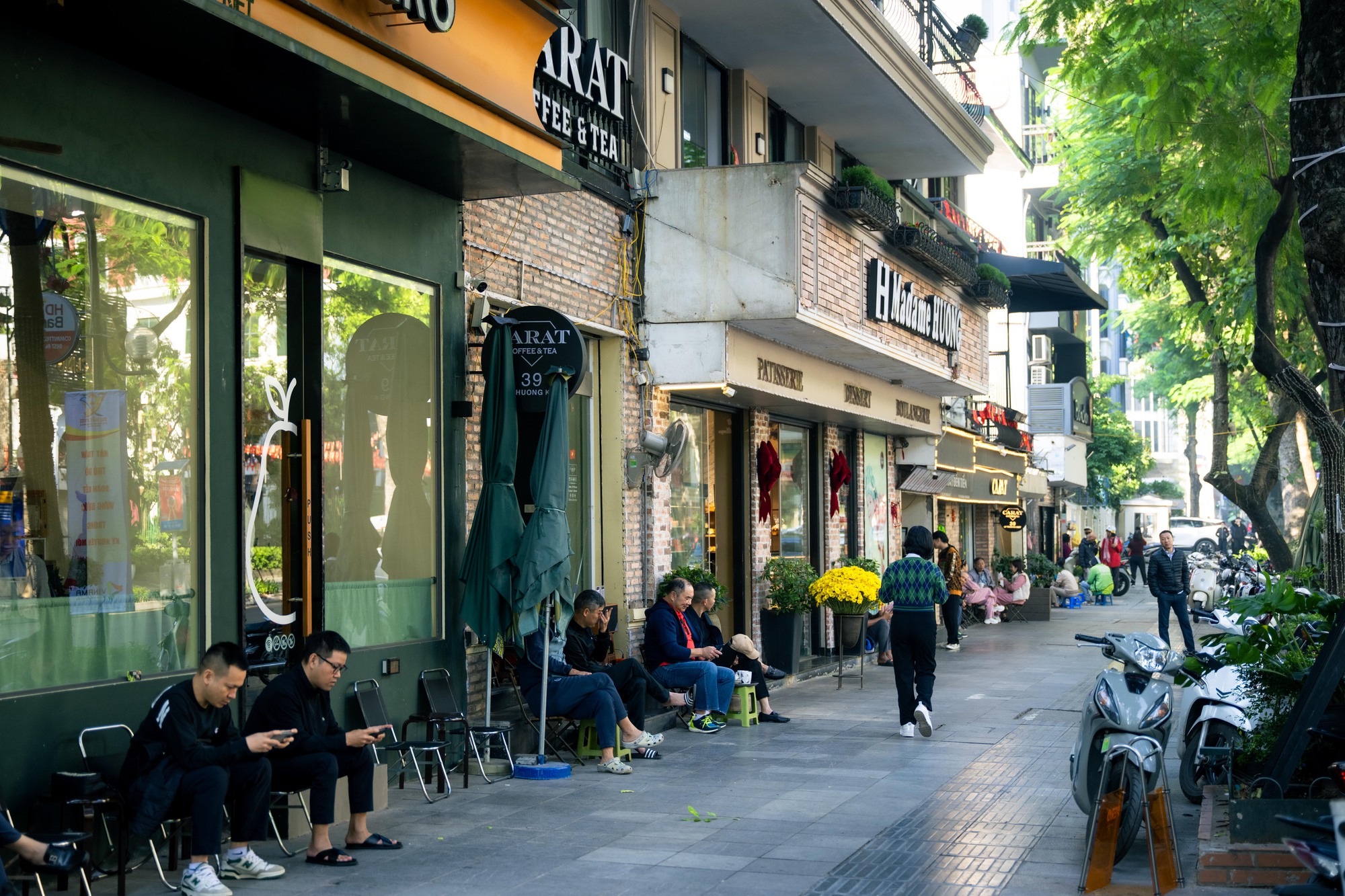 Khung cảnh phố Hàng Mã đổi khác sau khi tháo dỡ mái che , trả lại vỉa hè - Ảnh 12.