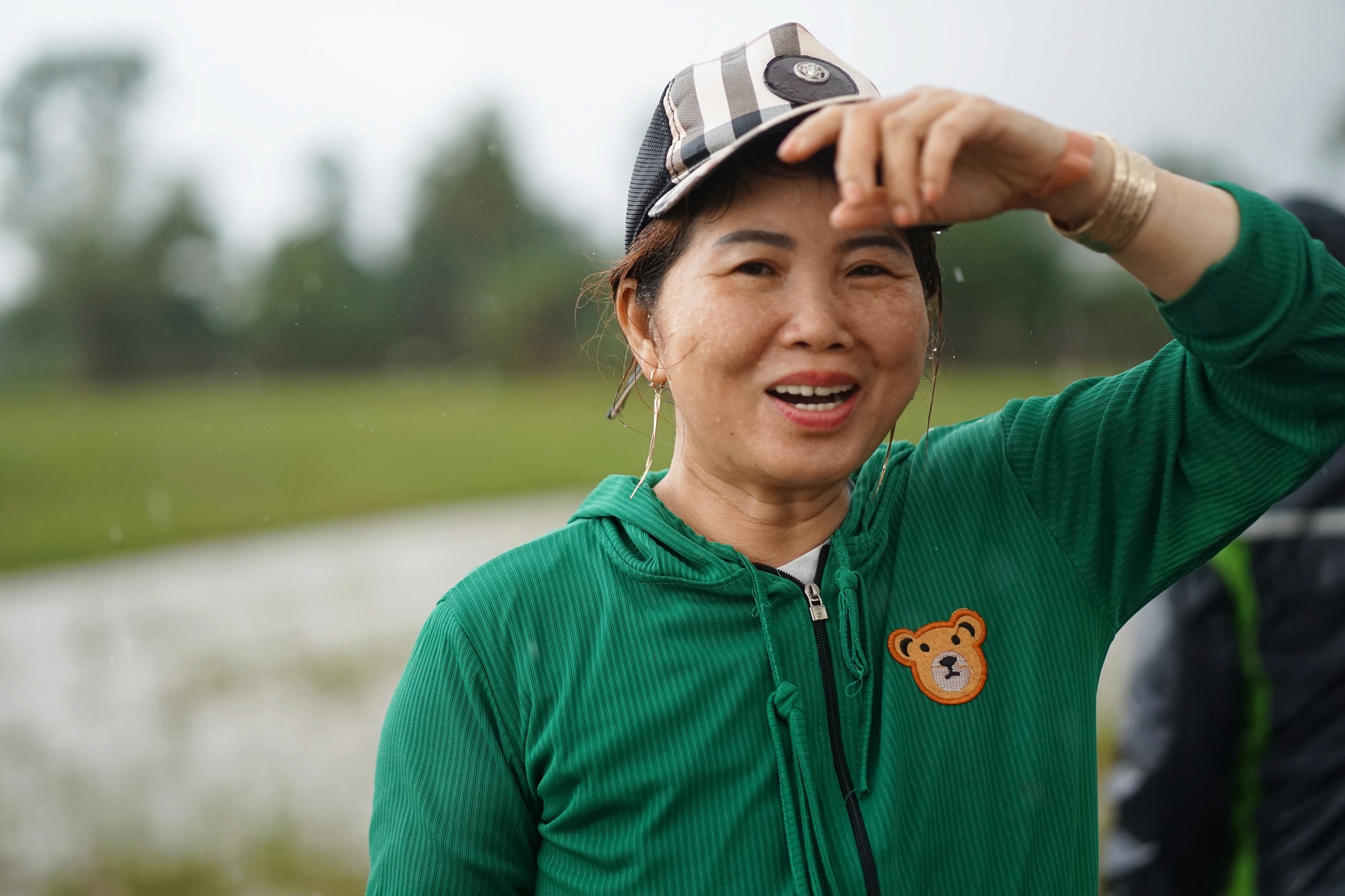 Rơi nước mắt nơi rốn lũ Hoà Thịnh: Người dân xếp hàng dài chờ nhận đồ từ thiện, chỉ mong xin được vài bộ quần áo khô để mặc qua ngày- Ảnh 4.