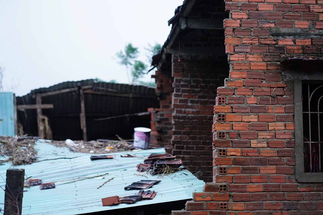 Ngôi nhà đổ nát giữa dòng lũ: Nỗi đau và hy vọng của người đàn ông gánh nợ ngân hàng - Ảnh 4. Ngôi nhà đổ nát giữa dòng lũ: Nỗi đau và hy vọng của người đàn ông gánh nợ ngân hàng - Ảnh 4.