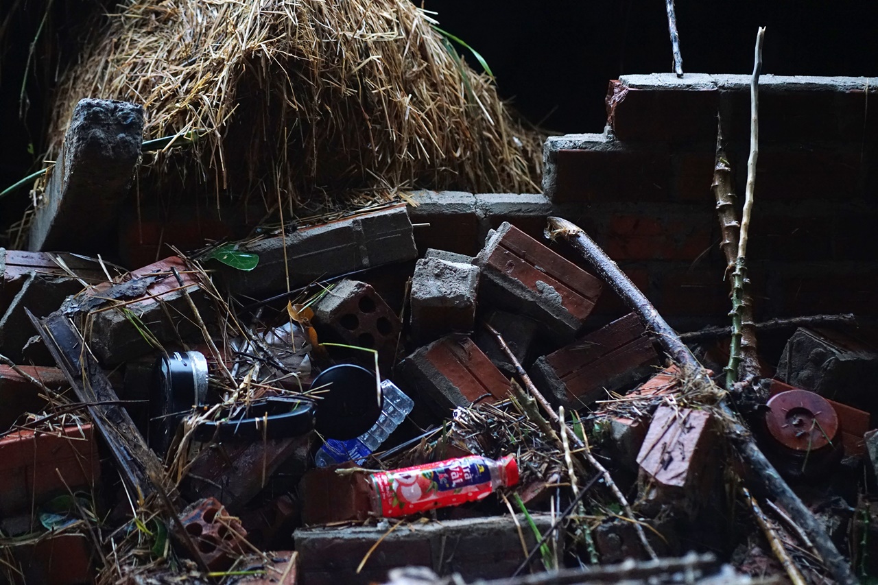 Ngôi nhà đổ nát giữa dòng lũ: Nỗi đau và hy vọng của người đàn ông gánh nợ ngân hàng - Ảnh 2. Ngôi nhà đổ nát giữa dòng lũ: Nỗi đau và hy vọng của người đàn ông gánh nợ ngân hàng - Ảnh 2.