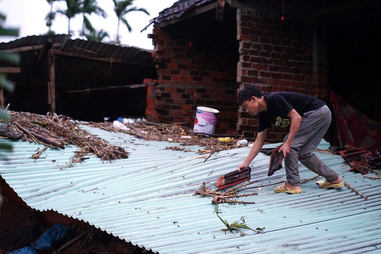 Ngôi nhà đổ nát giữa dòng lũ: Nỗi đau và hy vọng của người đàn ông gánh nợ ngân hàng - Ảnh 3. Ngôi nhà đổ nát giữa dòng lũ: Nỗi đau và hy vọng của người đàn ông gánh nợ ngân hàng - Ảnh 3.