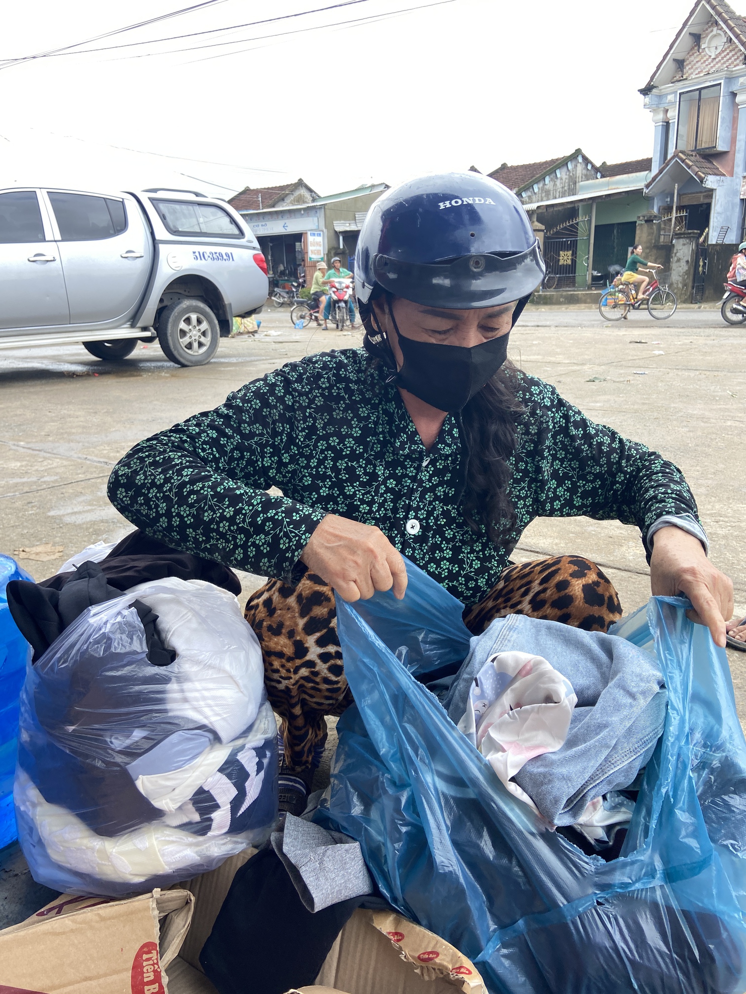 Rơi nước mắt nơi rốn lũ Hoà Thịnh: Người dân xếp hàng dài chờ nhận đồ từ thiện, chỉ mong xin được vài bộ quần áo khô để mặc qua ngày- Ảnh 5.