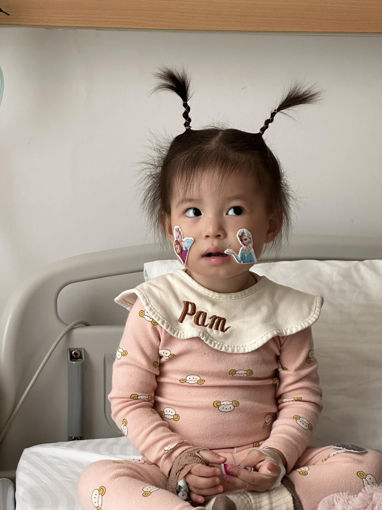 Cộng đồng mạng và hội phụ huynh tranh cãi nảy lửa với bức ảnh mới của gia đình bé Pam- Ảnh 2.