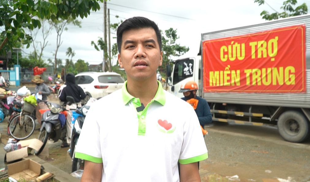 Rơi nước mắt nơi rốn lũ Hoà Thịnh: Người dân xếp hàng dài chờ nhận đồ từ thiện, chỉ mong xin được vài bộ quần áo khô để mặc qua ngày- Ảnh 7.