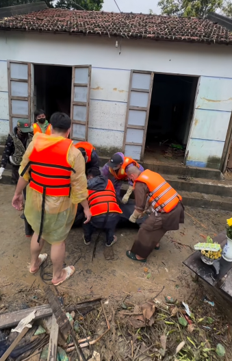 Câu chuyện đau lòng về con gái mất cha mẹ sau trận lũ lịch sử tại Đắk Lắk - Ảnh 2. Câu chuyện đau lòng về con gái mất cha mẹ sau trận lũ lịch sử tại Đắk Lắk - Ảnh 2.