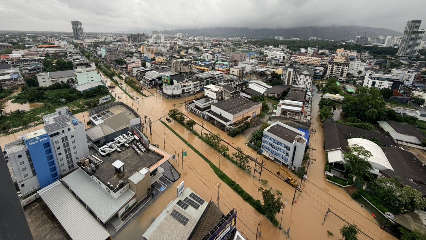 Thảm cảnh lũ lụt tại Thái Lan: Hàng ngàn du khách bị mắc kẹt tại Hat Yai - Ảnh 2. Thảm cảnh lũ lụt tại Thái Lan: Hàng ngàn du khách bị mắc kẹt tại Hat Yai - Ảnh 2.