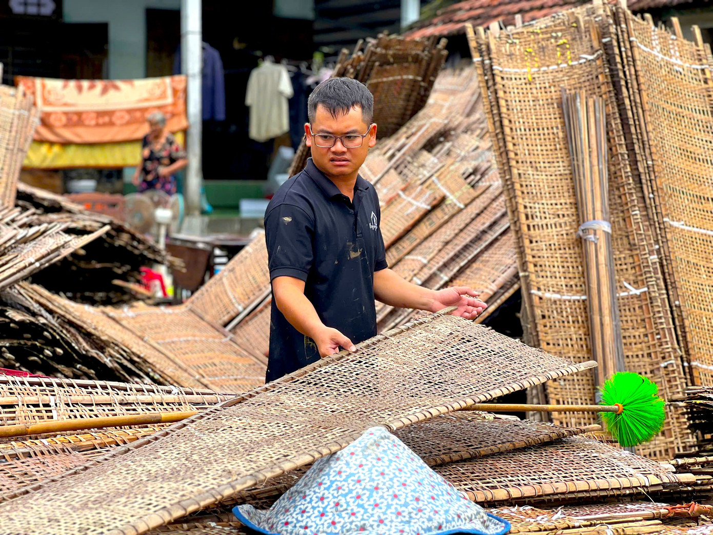 Người dân làng nghề bánh tráng khóc thương sau trận lũ lịch sử ở Đắk Lắk - Ảnh 10.