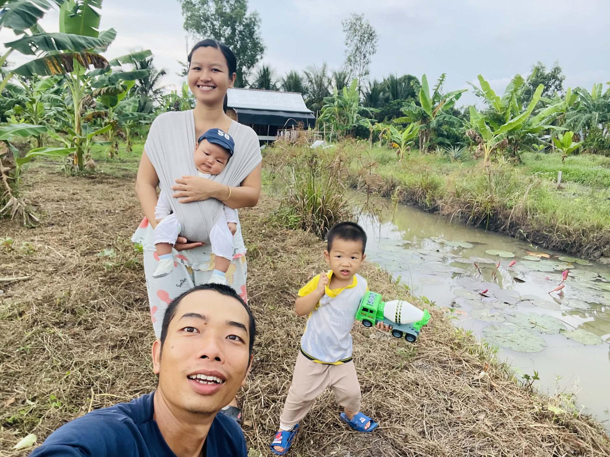 Từng sống trong căn phòng trọ chật chội ở thành phố, vợ chồng trẻ quyết định về quê để con có tuổi thơ trọn vẹn- Ảnh 1.