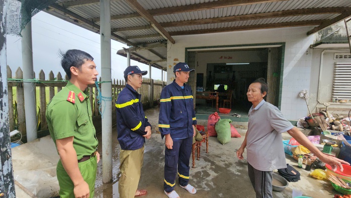 Đội cứu nạn 22 người mất tích 4 ngày giữa lũ dữ tại Đắk Lắk - Ảnh 1. Đội cứu nạn 22 người mất tích 4 ngày giữa lũ dữ tại Đắk Lắk - Ảnh 1.