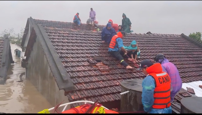 Đội cứu nạn 22 người mất tích 4 ngày giữa lũ dữ tại Đắk Lắk - Ảnh 2. Đội cứu nạn 22 người mất tích 4 ngày giữa lũ dữ tại Đắk Lắk - Ảnh 2.