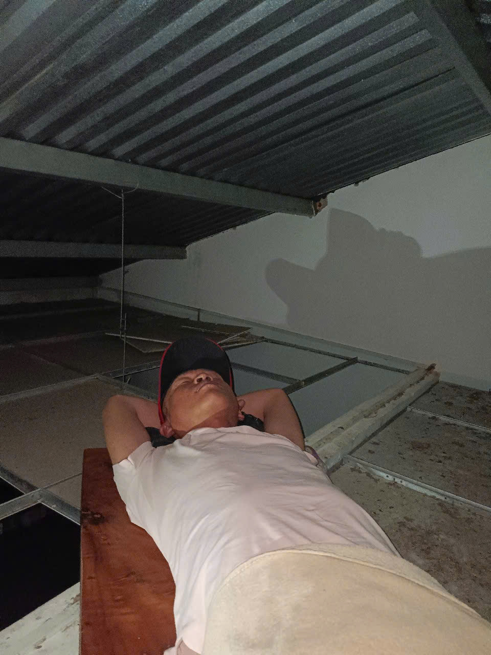 2 ngày 1 đêm sinh tồn trên trần nhà của người đàn ông Khánh Hòa - Ảnh 2. 2 ngày 1 đêm sinh tồn trên trần nhà của người đàn ông Khánh Hòa - Ảnh 2.