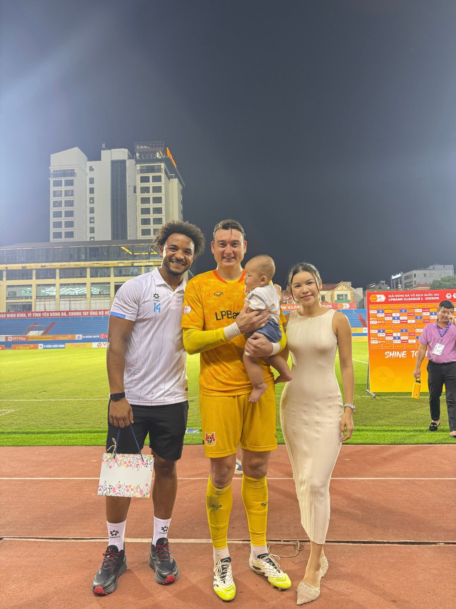 Mê mẩn ngắm visual Yến Xuân - vợ Lâm Tây, mẹ 1 con vóc dáng vẫn sexy bất bại, xinh đẹp bất chấp 